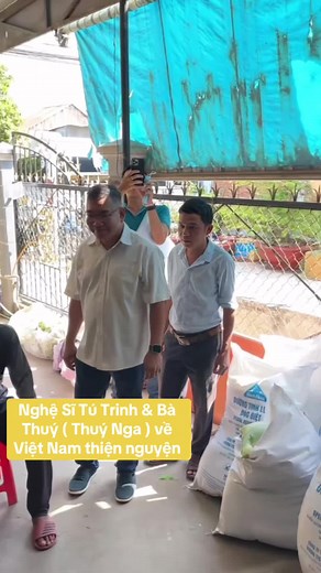 Nghệ Sĩ Tú Trinh & Thuý Nga Về Việt Nam Làm Thiện Nguyện