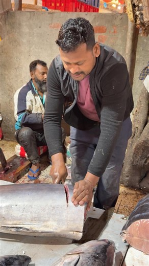 Amazing Big Chura Fish Cutting Skills In ghazipur Market Delhi #shortvideo #fish #rrrm
