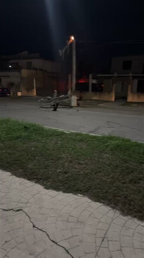 🚨FUERTES VIENTOS DERRIBAN UN POSTE DE LA CFE EN MAL ESTADO🚨 #Matamoros - Vecinos de un sector de la Roberto guerra están sin energía eléctrica. | Matamorenses HOY