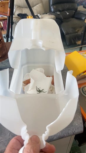 Easy kitchen compost from used water container. Free clean and practical.