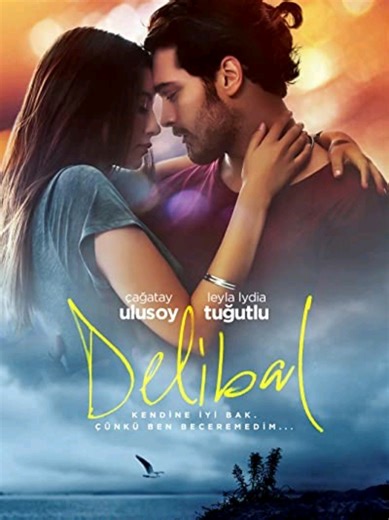 🎬 FİLM ADI: Delibal 🎬 Yönetmen: Ali Bilgin 🎭 Başroller: Çağatay Ulusoy, Leyla Lydia Tuğutlu 📅 Yıl: 2015 🎬 Tür: Romantik, Dram ⭐ IMDb: 6.8 ─────────────── 📖 Konu: Mimar olmak isteyen Barış ile müzik tutkunu Füsun’un tutkulu aşk hikâyesi… Her şey masal gibi başlar. Ama Barış’ın ruh hâlindeki iniş çıkışlar, aşklarını zor bir sınava sürükler. Aşk bazen iyileştirir… Bazen de insanı en derin karanlığıyla yüzleştirir. ─────────────── 🎯 Not: Duygusal yoğunluğu yüksek bir aşk filmi. Psikolojik boy