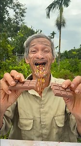 Ông nội tội nghiệp bẻ thanh SOCOLA siêu 🥰 🎂🥪🧇#shorts #cute