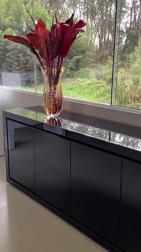 O buffet é uma peça imponente e nos dá várias opções de decoração, vem aprender com a gente mais uma opção para valorizar o seu espaço ✨