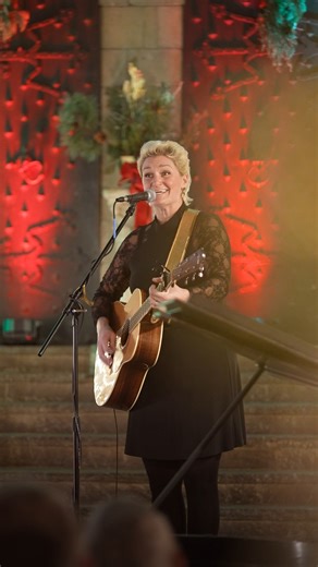 Our sold-out “Holiday Evening with Chelsea Berry at the Castle” filled the Great Hall with music, candlelight, and so much warmth. Chelsea’s incredible voice, paired with Kristen Miller on cello, brought these stone walls to life in a way we will not forget. This highlight is from Saturday’s performance. Were you here with us? Tell us your favorite moment in the comments and tag your concert companions. #holidayconcert #music #northshoremusic #museum #chelseaberry #folkmusic #musicisart #culture