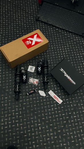 C.X_程旭車業 on Instagram: "B8R六代勁戰 鯊魚工廠X2ST 搭配 Doghouse 惡搞後移座 (針對B8R山葉機種 增加後避震角度 讓避震器回歸正常作動 車輛軸距維持不變 操控更好!) #程旭車業 #這是程旭你知道的"