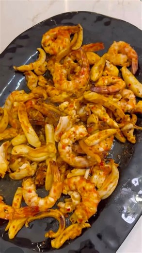 Mai Maher on Instagram‎: "⁨ الحل الامثل للصداع النصفي 😅 صباح ال" جمبري صوص باترفلاي " __ الطريقة سهلة جداااا مش هنغسل الجمبري لو بلدي غير بمياه بسسسسس👌🏻 لو مش جمبري بلدي هنضفه بملح و ليمون و جنزبيل بودر و مياه 👌🏻 __ في طاسة سخنة جدا هنزل الجمبري يتشوح علي كل ناحية دقيقتين او ممكن ترسوه في صينية و تدخلوه الفرن بس مش عارفة مش برتاح بالطريقة دي علي النار في بوتوجاز احلي 😍 __ هنزل رشة ملح و كمون علي الجمبري و هو بيتشوح __ و بعدين هنشيل الجمبري و نمسح الطاسة بمنديل كدة و ننزل ملعقة كبيرة من زيت