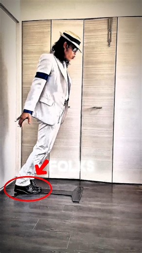 How to moonwalk like a pro😨