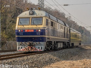 武局南段DF110291牵引WX25T999535担当57921次通过