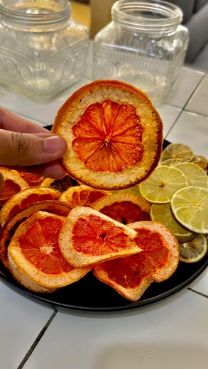 Daniel Eats on Instagram: "✨ ¿Frutas deshidratadas en la Air Fryer? ✨ Te enseño esta receta facilísima para preparar cocteles aromáticos y súper frescos. Solo cortás las frutas en rodajas finas, remojás 15 min en agua con sal, secás y a la air fryer de @blackndeckerhogar #RecetasAirFryer #CostaRica #FrutasDeshidratadas #BlackAndDeckerCreativo #Cocteles"