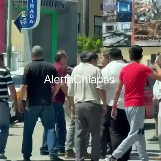 Reportan altercados frente a Plaza Cristal, taxistas con complicidad de la Secretaría de Transporte, detienen y retira los vehículos de aplicaciones, la vialidad se encuentra cerrada de Poniente a Oriente. #Tuxtla | Alerta Chiapas