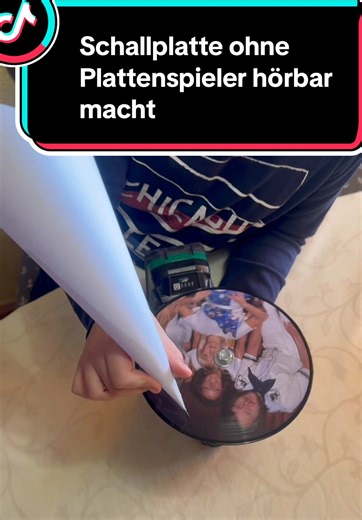 Wie man eine Schallplatte ohne Plattenspieler hörbar macht Kann man eine Schallplatte ganz ohne Plattenspieler hörbar machen? In diesem kleinen Experiment zeigen wir, wie man mit einer alten Schallplatte, einer Nadel, einem Trichter und einem Akkuschrauber Musik rein mechanisch hörbar macht. #experiment #schallplatte #familienprojekt #diyprojekt #selbermachen