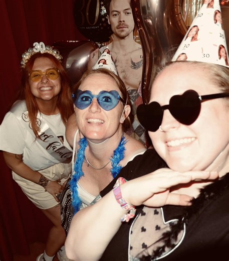 Everyone talking about Harry Styles got me reminiscing to last year when we surprised our bestie for her 30th birthday 😭 #harrystyles #HS #bestie #birthday #surprise @Sydney Cavannagh @Kellie Harris