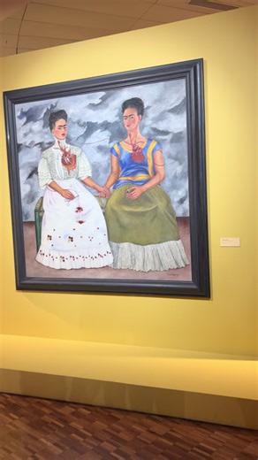 “Las dos Fridas” (1939) – Frida Kahlo “Dos corazones, una sola identidad: el amor que une… y el dolor que divide.” ❤️‍🩹🎨. “La vendedora de frutas” (1951) – Olga Costa “México florece en sus colores, en sus manos trabajadoras y en la abundancia de su tierra.” 🍍🍉🌺 #mexico🇲🇽 #fridakahlo #olgaCosta