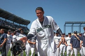 Mariners' Hernandez tosses perfect game