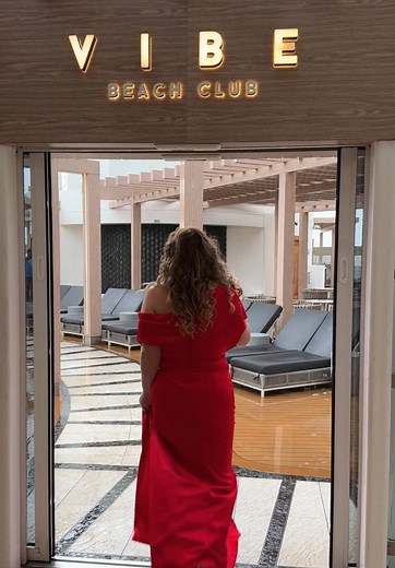 We come to Vibe Beach… for Magic!! @Norwegian Cruise Line #NCLPartner #CruiseNorwegian #NorwegianPrima #MOREwithNCL