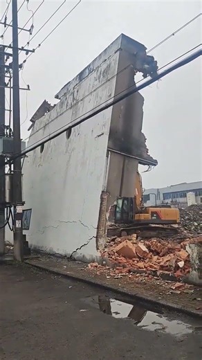 Terrifying House Demolition, Heart-Stopping Whole Process