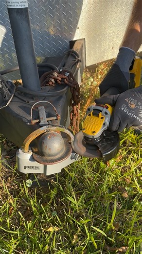 260K views · 518 reactions | PSA: Do not use this style of lock. It's just too easy. #trailer #lock #contractor #landscaper #boat | TOOLS by Design | Facebook