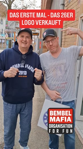 Das neue 2026er Bembel Mafia Logo, ist nun offiziell im Umlauf. Danke dir, für's direkt rüber kommen und anziehen. Gerade, da ich heute den Glühwein-Pott aus dem Club-Wear Store in Wiesbaden, verschrottet habe. Denn er war ja schon Kunde im Laden in den 90ern. 🤩 Seeeehr geil. | Bembel Mafia