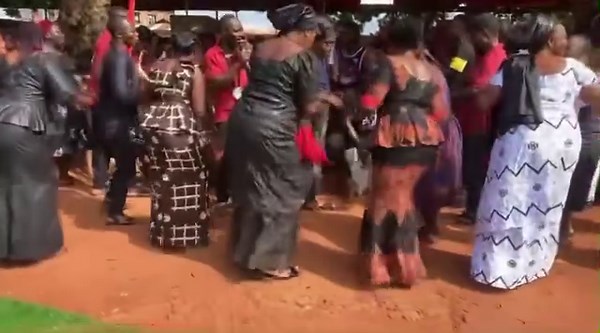 Dangme Traditional Music & Dance. This is OGLOJO being played on Kroboland. This is at a funeral around Somanya(Yilo Krobo) area. One of the ways Dangmes express their state of joy or sorrow is through our traditional music and dance which are all dying out due to education, science and technology, and urbanization. Let’s try our best to teach the next generation our culture, our traditional music & dance. Credit: Thank you very much Salosi TV for this video. | ADOLF NOMO