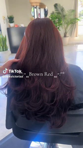 Fall Hair Trends: Brown Red for a Cozy Look