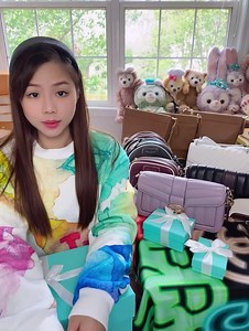 凡有在JM LUXE 购物过的超有福气了😍 送出x1️⃣7️⃣份共价值： RM10,549 的豪礼 ‼️🎁🤯 RM10,549 的豪礼 ‼️🎁🤯 RM10,549 的豪礼 ‼️🎁🤯 RM10,549 的豪礼 ‼️🎁🤯 它们有： Tiffany&Co 限量联名款小熊⚡️RM699‼️ Tiffany&Co经典LOVE项链⚡️RM799‼️ COACH Georgie X2⚡️RM980x2‼️ MK Rose ⚡️RM699‼️ COACH 手拿包⚡️RM299‼️ KATE SPADE 斜挎包⚡️RM450‼️ MARC JACOBS 相机包⚡️RM599‼️ MARC JACOBS 圆饼包 x2⚡️RM599x2‼️ COACH 水桶包 x3⚡️RM550x3‼️ COACH 男款手机包⚡️RM299‼️ COACH 男款小斜挎⚡️RM499‼️ COACH 男款手拿包⚡️RM499‼️ COACH男款电脑包⚡️RM899‼️ 赢取很简单🌷 就3个步骤😍 只要你有在JM LUXE 这里购物过的☑️ STEP 1🌷在视频下面COMMENT 购买后感言 比如：(喜