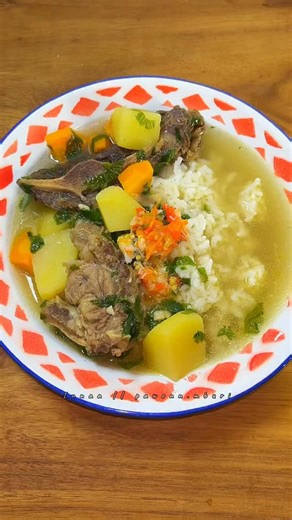 Innaa on Instagram: "Sop Buntut. ✨ Save dulu buat ide masak nanti. Initu ya seger, hangat, gurih dagingnya empuk karena aku presto. Oiya aku prestonya pakai Panci Presto Oxone OX-2004 dari @oxoneonline. Aku belinya dapet diskon ya karena beli di Oxone Premiun Apps. Yuk samaan bun, biar masak lebih praktis dan cepet. Bahan: - 250 gram buntut - ⁠2 kentang - 2 wortel - daun seledri Bumbu halus: • 5 bawang merah • 5 bawang putih • 1,5 sdt lada Bahan: • 3 buah kapulaga • bisa tambah cengkeh & kayu ma