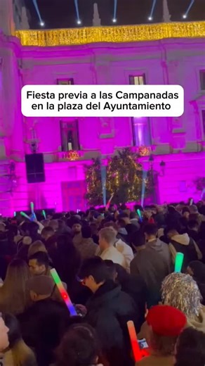 Fiesta previa a las Campanadas en la plaza del Ayuntamiento #valencia #nochevieja | Las Provincias
