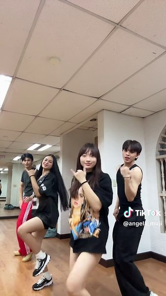 Angela Muji's Sweet Dance to Sugar Sugar