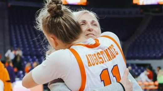 Clemson basketball teammates surprise player with visit from mom