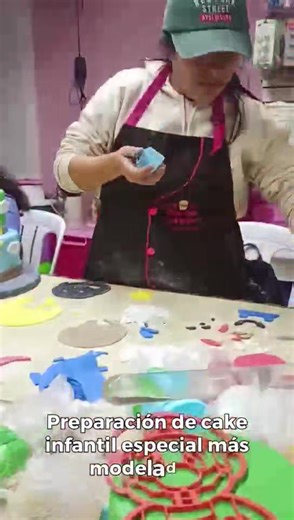 Una clase divertida y dinámica, eso fue nuestro Curso de Masa Elástica, temática de Mario Bross. 🔝🧁 Te mostramos un resumen de un curso 100% práctico, guiados de inicio a fin, paso a paso se realizaron detalles para un acabado final fabuloso. Tú también como ellas, solo necesitas tener muchas ganas de aprender. 🧑‍🍳🍰 No requieres de experiencia previa. ¡Aprende a crear tiernas tortas en masa elástica! 📲 Solicita información y reservas en nuestro enlace https://walink.co/3528c2 Tenemos modal