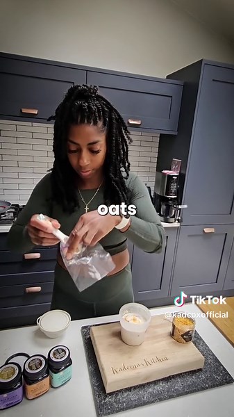 Delicious Overnight Oats Recipe with Manuka Honey and Bee Pollen