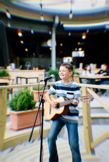 boys with indonesian music #streetfood #musician #indonesianfood #indonesiansong #automobile