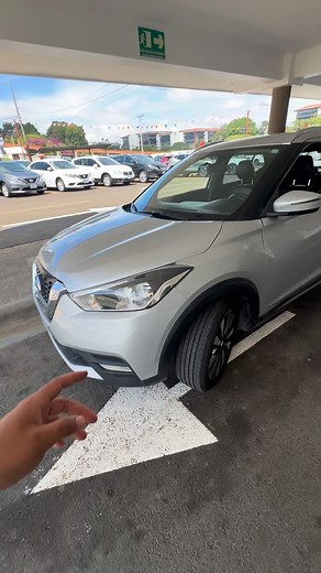 Revisamos un Nissan Kicks 2021 con casi cien mil kilómetros, detectando varios problemas potenciales como un disco de freno rayado, controles del volante inoperativos y un código de error en el airbag del acompañante, posiblemente debido a una reparación frontal previa o manipulación de la tapicería. | Revisión para compra de vehículos l SmartCheck