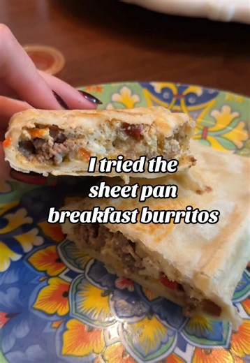 Tried the sheet pan breakfast burrito method and I kind of get the hype, but also might not be the method for me. 👀 but it may be the method for you! Everything bakes in one pan, slice it into squares, wrap it up, and boom, breakfast is ready for the week. It wasn’t the quickest prep ever… but the payoff? High-protein, macro friendly burritos that actually taste amazing 🙌 Sometimes the process takes a little longer but having grab and go breakfasts that hit your goals all week makes it worth i
