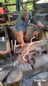The Coil Spring Drawing Process in the Blacksmithing World: A Critical Step in Transforming Hard Steel into a Strong and Durable Tool Material #blacksmith #metalworking #CulturalHeritage #craftsmanship #iron #art #Amazing #pengikutprochallenge #Amazing #traditional | Nang Bae