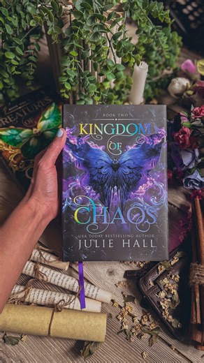 💫Book Feature💫 🦋Kingdom of Chaos Special Edition by @Julie Hall Author My mind is BLOWN by how many stunning features are in this book! 😍 When you go to the website you can choose between: 🦋A SIGNED Deluxe Edition 🦋 OR a LIMITED numbered edition in a decorative collector’s book box (while supplies last & additional fee applies) What’s included: • Reversible dust jacket • Foiled & UV spot-treated dust jacket • Foiled case cover • Ribbon bookmark • Metallic edges • Two hidden fore-edge illus