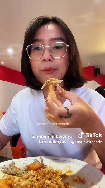 Nikmatnya Nasi Padang Jumbo di Merah Putih