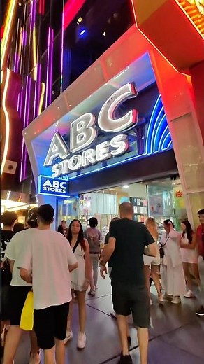 LAS VEGAS STRIP at Night: Behind the Scenes of a Legendary Strip Walk.