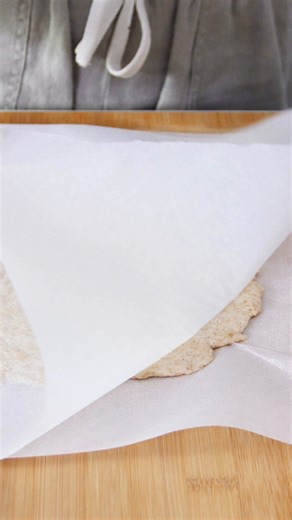 This recipe originated from a craving for gyros, but without any pita bread on hand. Instead, a quick and easy high-protein flatbread was created using just flour, yogurt, olive oil, and salt. It's incredibly versatile and can be topped with various ingredients, making it a delicious and nourishing option. With 33g of protein per serving, it's a nutritious choice for any meal. Recipe is in the comments 💕 | Plantbaes