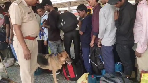 Eastern Railway's RPF personnel deployed sniffer dogs across railway premises today to strengthen security measures during the festive rush, ensuring safe travel for all passengers. #EasternRailway #RPFInAction #FestiveRush #PassengerVoices #SafeJourney #IndianRailways #YatriSewa #FestivalSpecialArrangements | Eastern Railway Headquarter