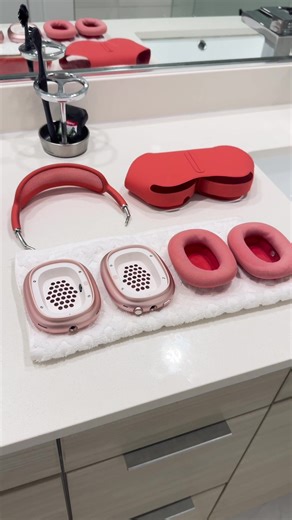 They’re cute until they’re absolutely filthy. After this, though they smelled like fresh laundry. #dawndishsoap #tidepods #viral #trending #fyp #cleantok #cleanwithme #airpodsmax #lysolwipes