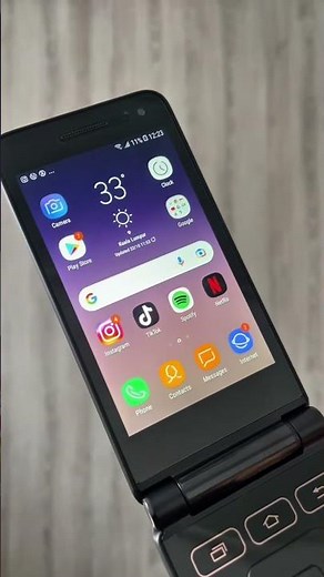 Unboxing the Samsung Folder 2 G1650, an Android flip phone from Y2KPHONES! Link in bio ⚡️