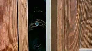 智慧双屏设计，双摄像头实时监控，支持手机智控，随时查看门内外情况，使用方便，提升居家安全感。