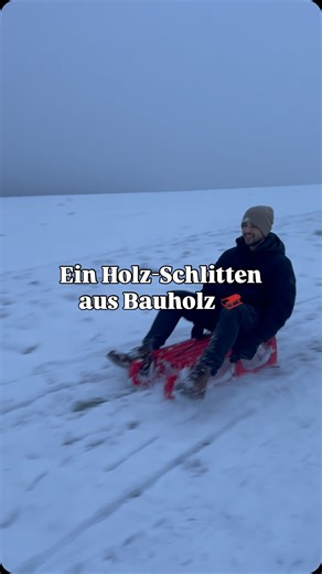 Chris | DIY für Haus, Garten & Familie on Instagram: "Aus einem Baubrett und Dachlatten wurde ein Schlitten. 🛷❄️ Seitenteile: ein Brett halbiert, Form aufgezeichnet, mit der Stichsäge ausgeschnitten – fertig waren die Kufen. Dann mit Brettern stabil verschraubt + wasserfest verleimt, oben Dachlatten drauf und unten als Lauffläche gebogene Übergangsleisten (eigentlich Türleisten 😄). Kostenpunkt: ca. 20–25 € – und damit günstiger als viele gekaufte Schlitten. Stabil, nicht zu schwer und perfekt 