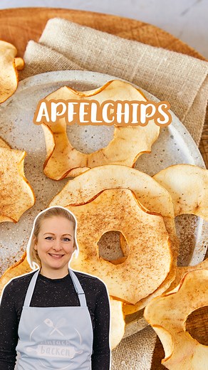 Apfelchips📌 Rezept zum Speichern Apfelchips selber machen geht mit unserem Rezept ganz einfach im Backofen. Wir zeigen dir, wie der getrocknete Snack ohne Zucker haltbar und lecker wird. 😍❤️ ZUTATEN 6 Äpfel (z. B. Elstar, Jonagold) 1TL Zimt ZUBEREITUNG 1. Schritt Äpfel waschen und trocknen, mit einem Apfelentkerner Strunk und Kerne entfernen. Backofen auf 70 Grad Umluft vorheizen. Drei Bleche oder Roste mit Backpapier belegen. 2. Schritt Die Äpfel in ca. 2 mm dünne Scheiben hobeln. Apfelscheib