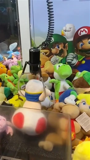 Can I win the toad? #clawmachine #arcade #clawmachinevideos #mario #clawmachines