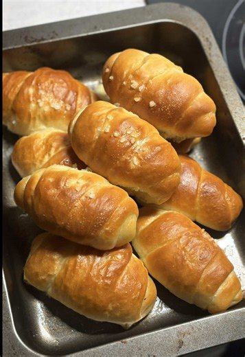I tried making salt bread (Shio Pan) using a recipe from @erinscozykitchen … but there was one problem. I don’t own a kitchen scale or fancy KitchenAid 😅 So when the dough felt way too sticky, I couldn’t measure anything properly. I just kept adding a little more flour… and a little more… and a little more. At first I thought I completely messed it up. But instead of restarting, I kept kneading and hoping. After almost 1 hour of kneading… the dough suddenly came together like magic. Soft, smoot