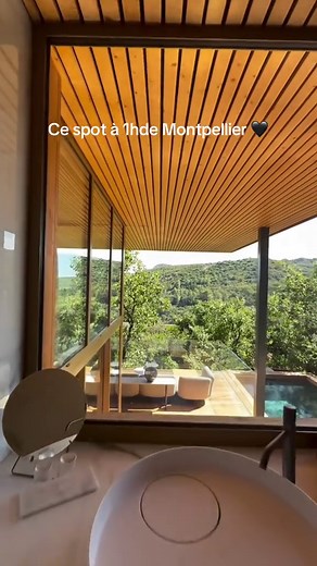 Une adresse. 2 lodges. Pas plus. Dans ce staycation perché, la déconnexion prend une forme très concrète : grands lodges en bois, piscine privée chauffée, terrasse ouverte sur la nature, ciel étoilé le soir et petit-déjeuner livré au matin. RDV sur Staycation pour décrocher ce calme au #Soukie Lodges près de #Montpellier.