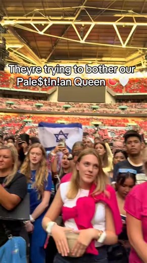Israeli woman tries to harass Palestinian singer elyanna by raising the Israeli flag