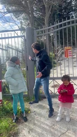 La delusione, troviamo il cancello del Castello ancora chiuso. Lo pubblico senza post produzione. Mi dispiace tento. A lavoro per trovare soluzioni